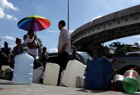 　５月２８日、ディーゼル油高騰に抗議するトラック運転手のストライキは、ブラジル政府が要求を受け入れた後も正常化が進んでおらず、食料品や燃料、輸出品などの物流が滞る深刻な事態となっている。写真はリオデジャネイロで、ガソリンスタンドに並ぶ人々（２０１８年　ロイター/Ricardo Moraes）