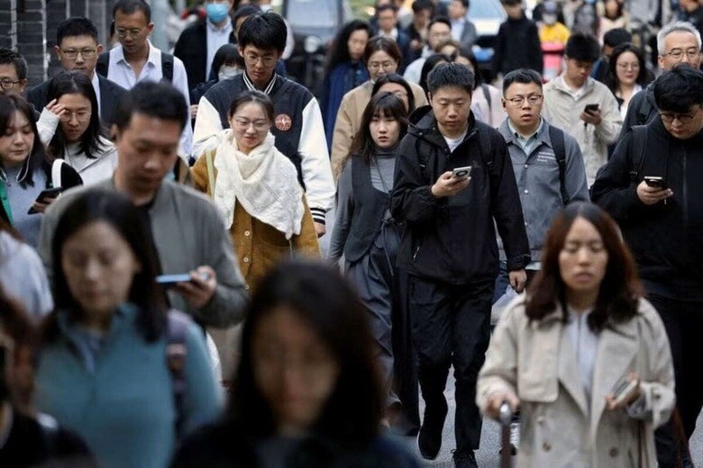 １０月１６日、中国の金融業界は政府の規制や政策の影響で将来が厳しくなっており、幻滅した銀行関係者やファンドマネジャーらは金融以外の分野で新たなキャリアを求めている。写真は北京の金融街を歩く人々。８日撮影（２０２４年　ロイター/Florence Lo）