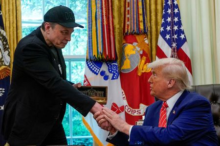 　トランプ米大統領は、６日に電気自動車（ＥＶ）大手テスラのイーロン・マスク最高経営責任者（ＣＥＯ）と電話会談する。大統領執務室で5月撮影（２０２５年　ロイター／Nathan Howard）