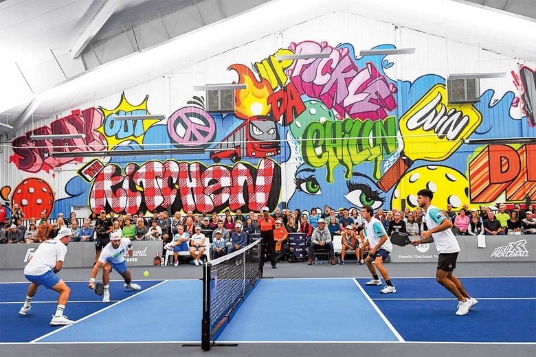 ピックルボールはラケットスポーツのハイブリッド版（メジャーリーグ・ピックルボールの男子ダブルス戦）　EMILEE CHINN/GETTY IMAGES