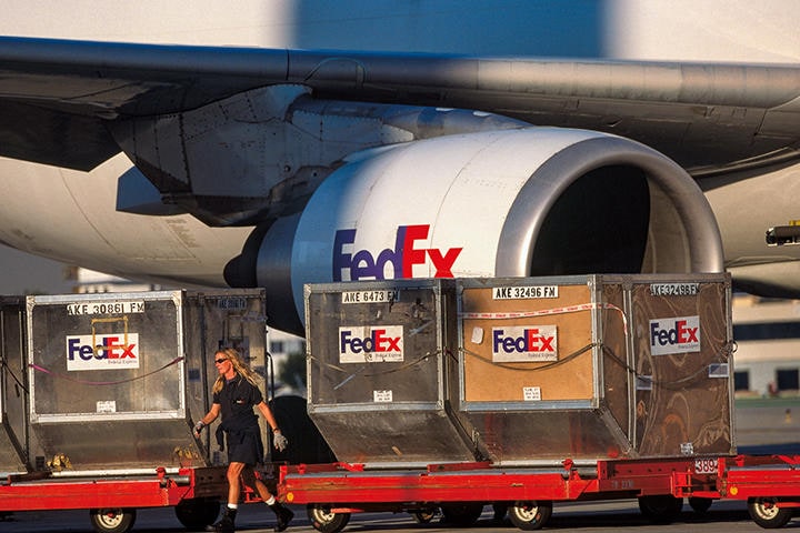 航空各社だけでは対応しきれず、フェデックスなどの輸送業者にも出番が回ってきそうだ　AVIATION-IMAGES.COM-UNIVERSAL IMAGES GROUP/GETTY IMAGES