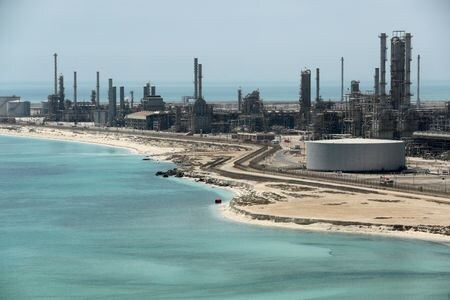 サウジアラビアは、欧米諸国による制裁でロシアの原油生産が大幅に落ち込んだ場合、増産の用意がある。英紙フィナンシャル・タイムズ（ＦＴ）が関係筋の話として１日に報じた。写真は２０１８年５月、ラスタヌラで撮影（２０２２年　ロイター/Ahmed Jadallah）