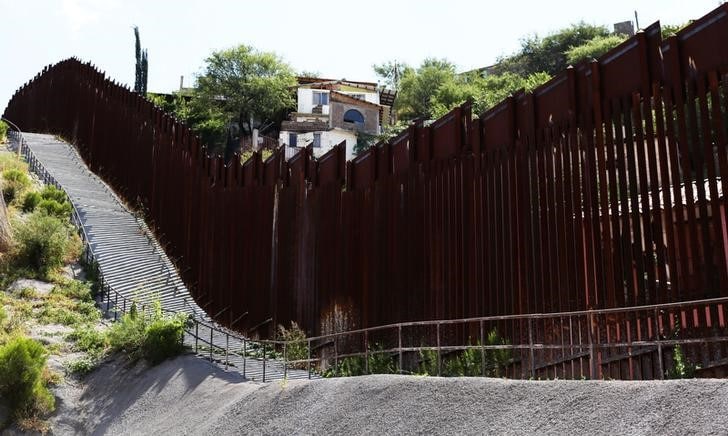 １月１８日、メキシコは、同国は世界一危険と述べたトランプ米大統領のツイッター発言を一蹴するとともに、米南部国境の壁建設費用は負担しないとの立場を改めて表明した。写真は国境の壁。アリゾナ州ノガレスで撮影（２０１８年　ロイター／CAITLIN O\'HARA）