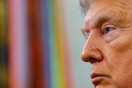 トランプ米大統領は３日、ロシアがウクライナとの紛争終結に向けて関心をほぼ示さない中、「プーチン大統領へのメッセージはない」とし、決定を待つと述べた。ホワイトハウスで２日撮影（２０２５年　ロイター/Brian Snyder）