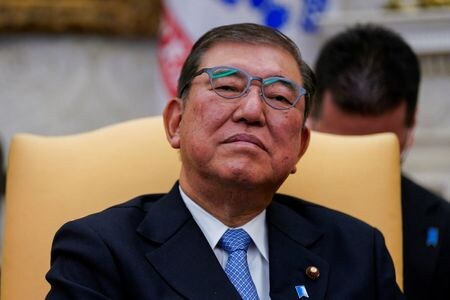 石破茂首相は５日の参院予算委員会で、日本の自動車や自動車部品に米国が追加関税を課すことはないとした２０１９年の日米合意が今も「当然生きている。首脳間の協定とはそういうもの」との見解を示した。写真は２月、米ホワイトハウスで撮影。（2025年 ロイター/Kent Nishimura/File Photo）
