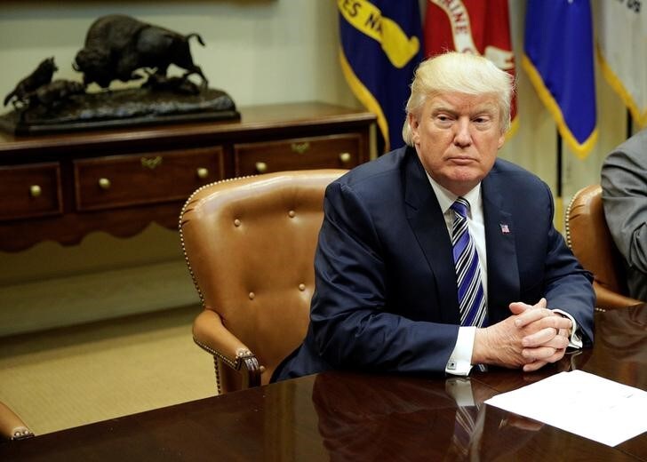 ６月１４日、米国で、民主党議員１９０人以上がトランプ大統領を提訴した。議員らは、大統領が議会の承認なしに、自身の事業を通じて外国政府から資金を受け取ったことは憲法違反にあたると主張している。写真は共和党の議会指導者と打ち合わせをするトランプ氏。ホワイトハウスで6日撮影（２０１７年　ロイター／Joshua Roberts）