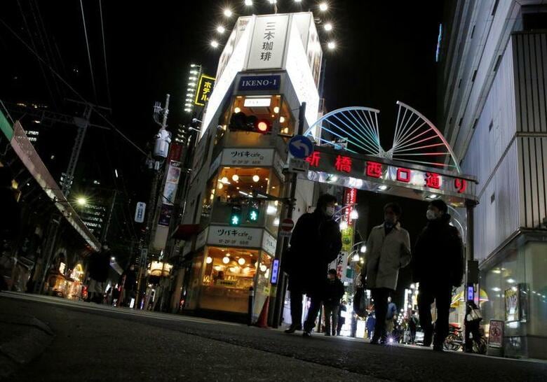 複数の国内メディアは1日、政府が新型コロナウイルス感染拡大に伴う緊急事態宣言を延長する方針を固めたと報じた。都内の繁華街で1月撮影（2021年　ロイター/Kim Kyung-Hoon）