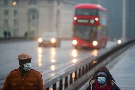 　１月１４日、ロイターの集計によると、新型コロナウイルスの感染者は世界全体で９１７０万人を超え、死者は１９６万９０２９人となった。写真はロンドンで１３日撮影（２０２１年　ロイター／Hannah McKay）