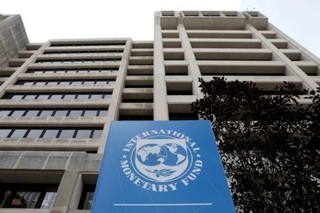 国際通貨基金（ＩＭＦ）のゲオルギエワ専務理事は１８日、新型コロナウイルスのパンデミック（世界的大流行）により世界の経済見通しは依然として非常に不確実であり、国ごとの貧富の差が広がっているため、ＩＭＦはより多くの資源を必要としていると述べた。写真はＩＭＦ本部。２０１９年４月撮影（２０２１年　ロイター/Yuri Gripas）