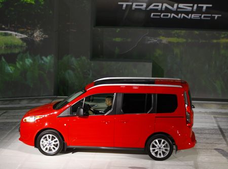 　８月２３日、オートモーティブ・ニュースは、米自動車大手フォード・モーターが小型商用バン「トランジット・コネクト」の米国内販売を２０２３年末までに停止し、メキシコで次期モデルを生産する計画を取りやめたと伝えた。ミシガン州デトロイトの自動車ショーで２０１４年１月撮影（２０２２年　ロイター/Joshua Lott）