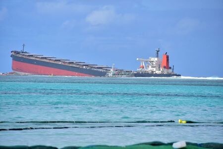 インド洋の島国モーリシャスの沖合で先月下旬に座礁した商船三井の貨物船「わかしお」について、ジャグナット首相は１０日、船体からの重油流出は停止したものの、依然として「最悪のシナリオ」に備える必要があるという考えを示した。（２０２０年　ロイター）