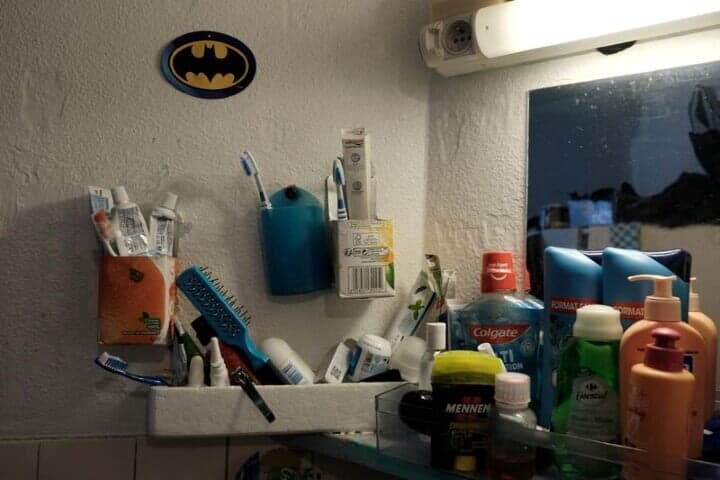 ２０２４年パリ五輪を控え、パリ郊外の貧困地域では軽犯罪や露天商を一掃する狙いで警察の取締りが行われた。写真はパリ近郊のビルパント拘置所で、３人が共有する居室の洗面所。４月８日撮影（２０２４年　ロイター/Layli Foroudi）