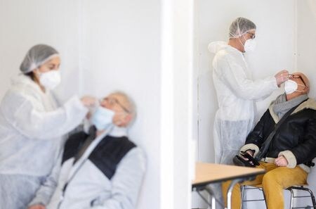 フランス保健省は１７日、新型コロナウイルス感染症による入院が前日から８８８人増加し、２万５７７５人になったと発表した。フランスで撮影（２０２２年　ロイター/Stephane Mahe）