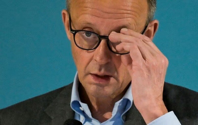 ドイツの次期政権が国防支出を大幅に拡大し、同国で冷戦後最大の国防投資ブームが訪れるとの観測が高まっている。写真はメルツＣＤＵ党首。ドイツのハンブルクで２月撮影（２０２５　ロイター／Fabian Bimmer）