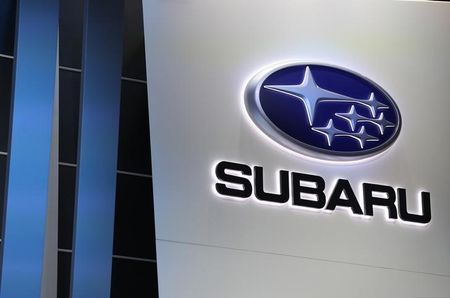 　４月２６日、ＳＵＢＡＲＵ（スバル）は、取引先からの部品調達に支障が出る見込みとなったため、群馬製作所本工場など国内生産拠点の操業を一時停止すると発表した。写真は同社のロゴ。デトロイトで２０１９年１月撮影（２０２２年　ロイター／Brendan McDermid）