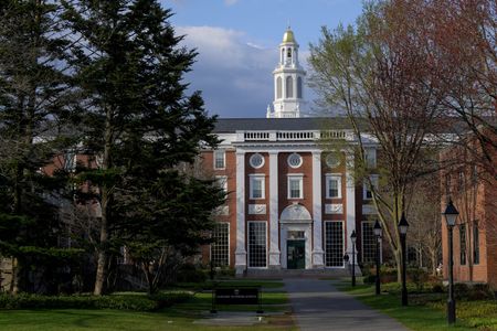 米ハーバード大学は２３日、留学生受け入れ資格取り消しを巡り、トランプ政権を提訴した。写真はハーバード大学ビジネススクールのキャンパス。マサチューセッツ州ケンブリッジで４月撮影（２０２５年　ロイター/Faith Ninivaggi）