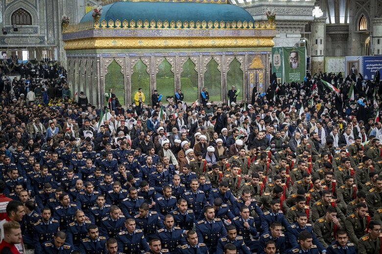 ホメイニの霊廟で行われたイスラム革命勝利47周年の式典に参加した革命防衛隊の士官候補生たち（2月1日、テヘラン）　Morteza Nikoubazl via Reuters Connect