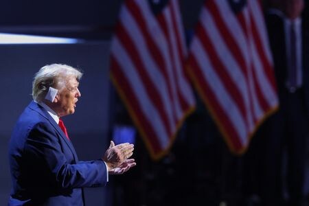 　７月１８日、米共和党の大統領候補に指名されたトランプ前大統領（写真）は指名受諾演説で結束を呼びかける。写真は米ウィスコンシン州 ミルウォーキーで撮影（２０２４　ロイター／Brian Snyder）