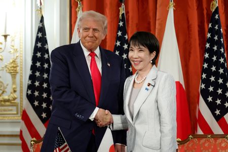 写真は握手する高市早苗首相とトランプ米大統領。都内で10月、代表撮影。REUTERS