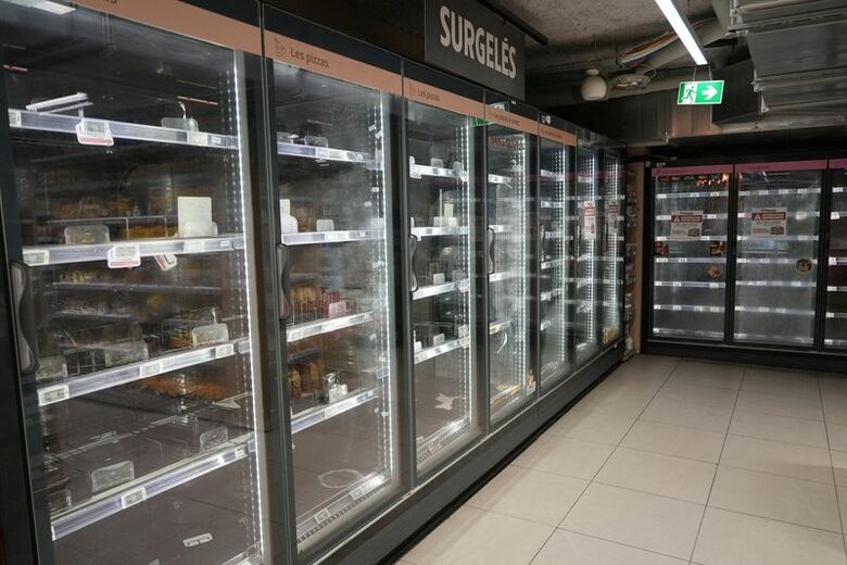 写真は冷凍食品売り場の空っぽの冷蔵庫の様子。2026年10月13日、パリのアンテルマルシェ・スーパーマーケットで撮影。REUTERS/Lucien Libert