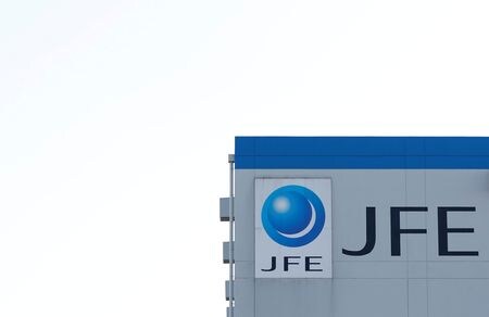 　６月８日、ＪＦＥホールディングス傘下の事業子会社ＪＦＥスチールは鋼材全品種の１トン当たり価格について、６月から今年１―３月比でさらに１万円の値上げを取引先に申し入れると発表した。写真はJFEのロゴ。都内で２０１３年１月撮影（２０２２年　ロイター/Toru Hanai）
