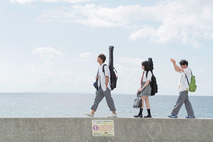 （左から）佐野、山田、森永が演じる高校生3人の目線を通して、基地がある沖縄の日常を描き出す　©2019「小さな恋のうた」製作委員会
