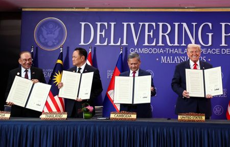 　タイとカンボジアの両首脳は２６日、マレーシアの首都クアラルンプールで、国境を巡る紛争の和平合意に署名した（２０２５年　ロイター/Evelyn Hockstein）