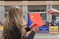 【動画】反中国デモの場で「中国国旗」を燃やそうとするも、どうしても上手くいかない女性の残念シーン