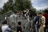 難民を締め出したハンガリーに「EUから出て行け」