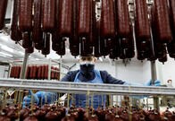 米国、ドイツ、英国の食肉加工工場で集団感染発生　その理由は？