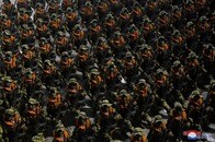 夜に黒服サングラス姿でパレードする「謎の集団」...「表に出してはいけない人」をあえて出す、北朝鮮の意図とは？