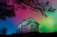 【動画あり】息をのむ美しさ！　太陽のエネルギーが創る「壮大な光のショー」を見逃すな！