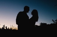彼女が選んだ相手は自分の恋人だった...映像が捉えたまさかの「裏切り」の瞬間