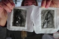 「SNSで話題の足裏パッドで毒素は除去されない」と専門家、じゃああの汚れの正体は？