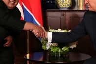 トランプも金正恩も共にボスキャラ　米朝首脳、初握手で「主導権争い」