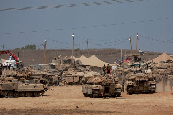 ガザ国境付近に展開するイスラエル軍