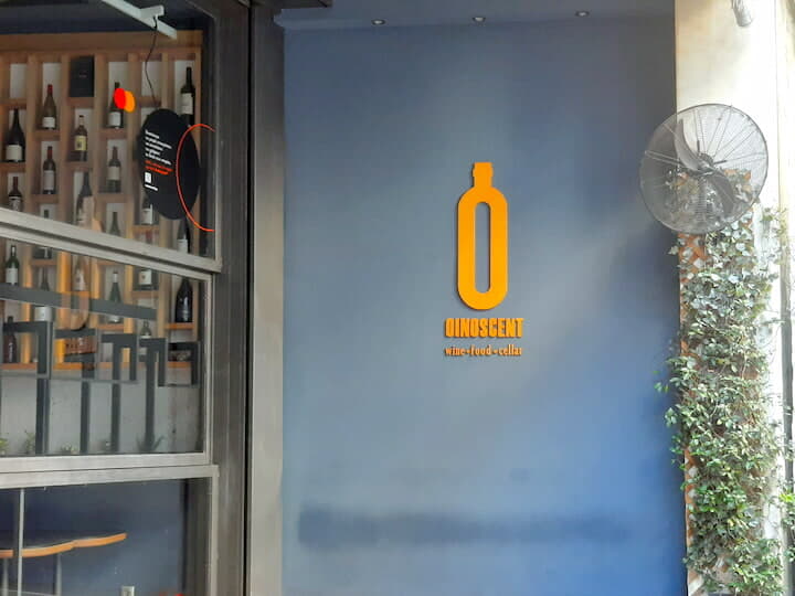 アテネのワインバーの入口