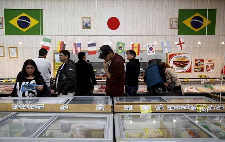 日本の一部自治体では、日系ブラジル人が集住する公営団地を中心に貧困等の問題が発生しているが、それを文化対立や地域摩擦としてとらえるのは間違いだ（群馬県太田市のブラジル食材を扱うスーパーマーケット）　Yuya Shino-REUTERS