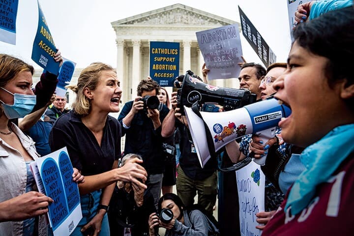 ロー対ウェード判決を覆す判決文案が流出した後、連邦最高裁判所前で意見を戦わせる人工妊娠中絶支持派と反対派（5月3日）　JABIN BOTSFORDｰTHE WASHINGTON POST/GETTY IMAGES