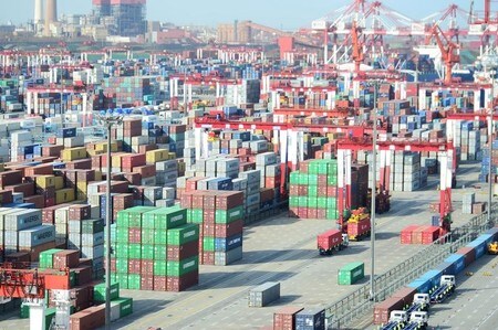 　５月８日、中国税関総署が８日発表した４月の貿易統計は、人民元建て輸出が前年同月比３．７％増加した。写真は山東省の港で４月撮影。提供写真（２０１８年　ロイター／China Daily）