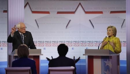 　２月１１日、米民主党の大統領選候補指名争いで、ヒラリー・クリントン前国務長官（右）とバーニー・サンダース上院議員（左）がヘルスケアやウォール街からの献金をめぐり討論会で舌戦を繰り広げた。写真はウィスコンシン州ミルウォーキー同討論会の模様（２０１６年　ロイター／Jim Young）