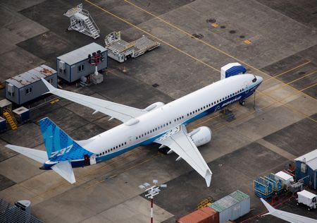 　アイルランドを本拠とする欧州格安航空大手ライアンエアのマイケル・オレアリー最高経営責任者（ＣＥＯ）は２５日、四半期決算発表後の電話会見で、米航空機大手ボーイングから旅客機７３７ＭＡＸの２１機の納入について、今年末の期限より遅れる可能性があるとの通知を受けたと明らかにした。また新型のＭＡＸ１０の型式証明の取得を巡って心配していると語った。写真はボーイング機。シアトルで６月撮影（２０２２年　ロイター/Lindsey Wasson）