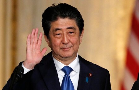 　４月２３日、４月ロイター企業調査によると、安倍晋三首相（写真）が自民党総裁に３選されることが望ましいとの回答が７割を超えた。米フロリダ州で１８日撮影（２０１８年　ロイター/Joe Skipper）