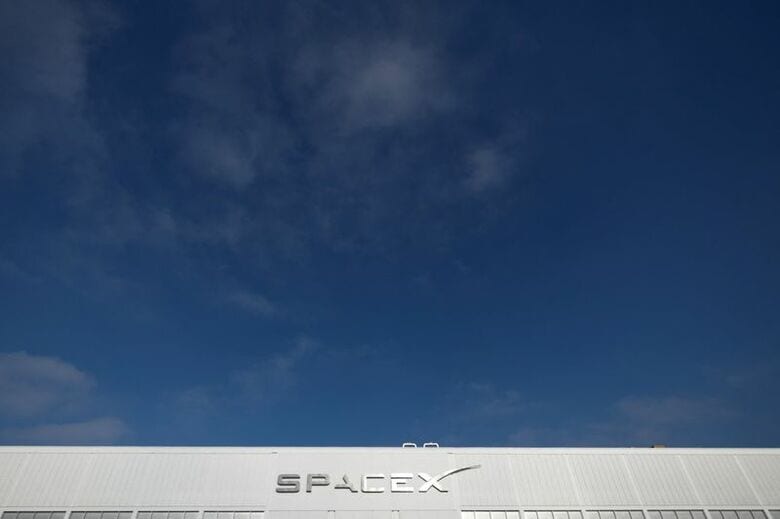 6月12日、米カリフォルニア州ホーソーンにあるスペースX社の施設に掲げられた同社のロゴ。 REUTERS/Mike Blake