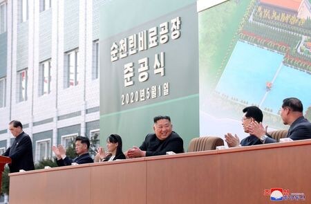 トランプ大統領は２日、金正恩委員長の動静が伝えられたことを受け、「彼が戻ってきて、元気そうで、私としてはうれしい」とツイートした。写真は肥料工場の完成式に出席する金氏。５月２日、ＫＣＮＡが公開（２０２０年　ＫＣＮＡ）