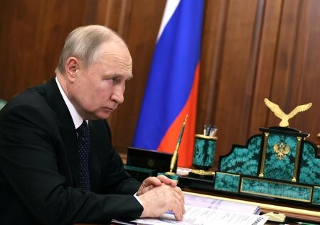 ロシアのプーチン大統領は１７日、ロシア南部とクリミアを結ぶ橋が爆発により損傷したことについて「テロ行為」と呼び、安全確保に向け具体的な提案を出すよう命令した。 提供画像（２０２３年　ロイター）