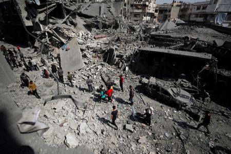 　３月１８日、イエメンの親イラン武装組織フーシ派は、パレスチナ自治区ガザへの「侵略」が止まらない限り、今後数時間から数日の間にイスラエルへの攻撃目標を拡大すると宣言した。写真は、イスラエルによる空爆現場を視察するパレスチナ人。同日、ガザのジャバリアで撮影（２０２５年　ロイター/Mahmoud Issa）