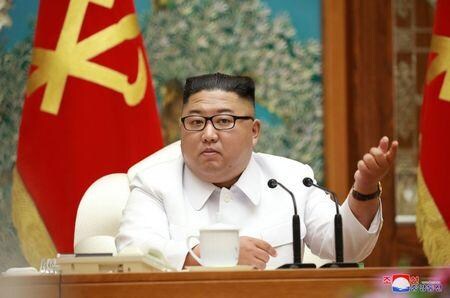 北朝鮮の金正恩朝鮮労働党委員長は、新型コロナウイルスへの感染が疑われる脱北者が北朝鮮に戻ったとし、南北境界線付近の開城（ケソン）市を封鎖、非常事態を宣言したと、北朝鮮国営の朝鮮中央通信社（ＫＣＮＡ）が伝えた。写真は金正恩朝鮮労働党委員長。ＫＣＮＡが２５日配信（２０２０年　ロイター）