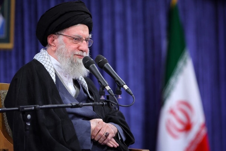 抗議デモ鎮圧を命じる一方、国外脱出を計画していると報じられたハメネイ（1月3日、テヘラン）　　 ZUMA Press Wire via Reuters Connect