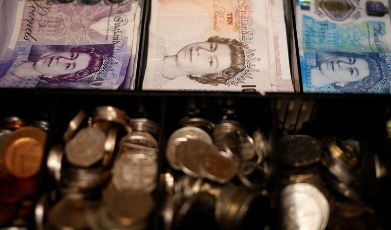 写真は英ポンド紙幣と硬貨。2017年9月、マンチェスターで撮影。REUTERS/Phil Noble